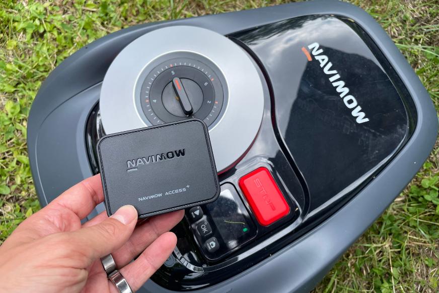 Ddas Navimow Access 4G Modul wird in der Hand gehalten und im Test gezeigt.